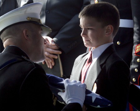 Cuando de 8 años de edad, Christian Golczynski acepta la bandera de su padre, el sargento de Marina. Marc Golczynski, que murió en Irak 